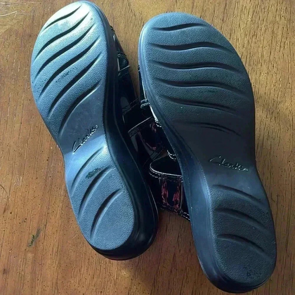 NWOT or box SZ 9 Clarks Black Patent Leather Slip Ons - Picture 3 of 5